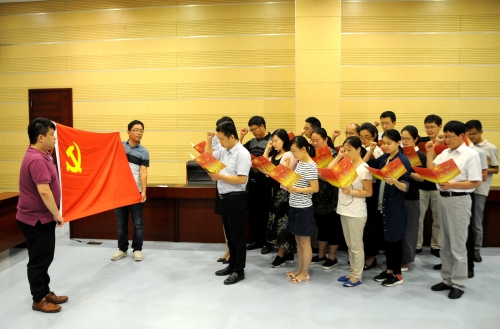 图为第三巡察组组建临时支部举行“十不准”承诺仪式 图为第三巡察组组建临时支部举行“十不准”承诺仪式